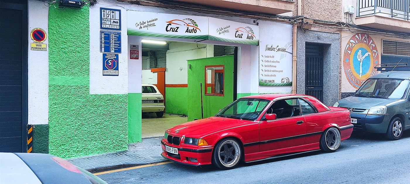Fachada de CRUZAUTO en C. Escorial, vista desde la calle